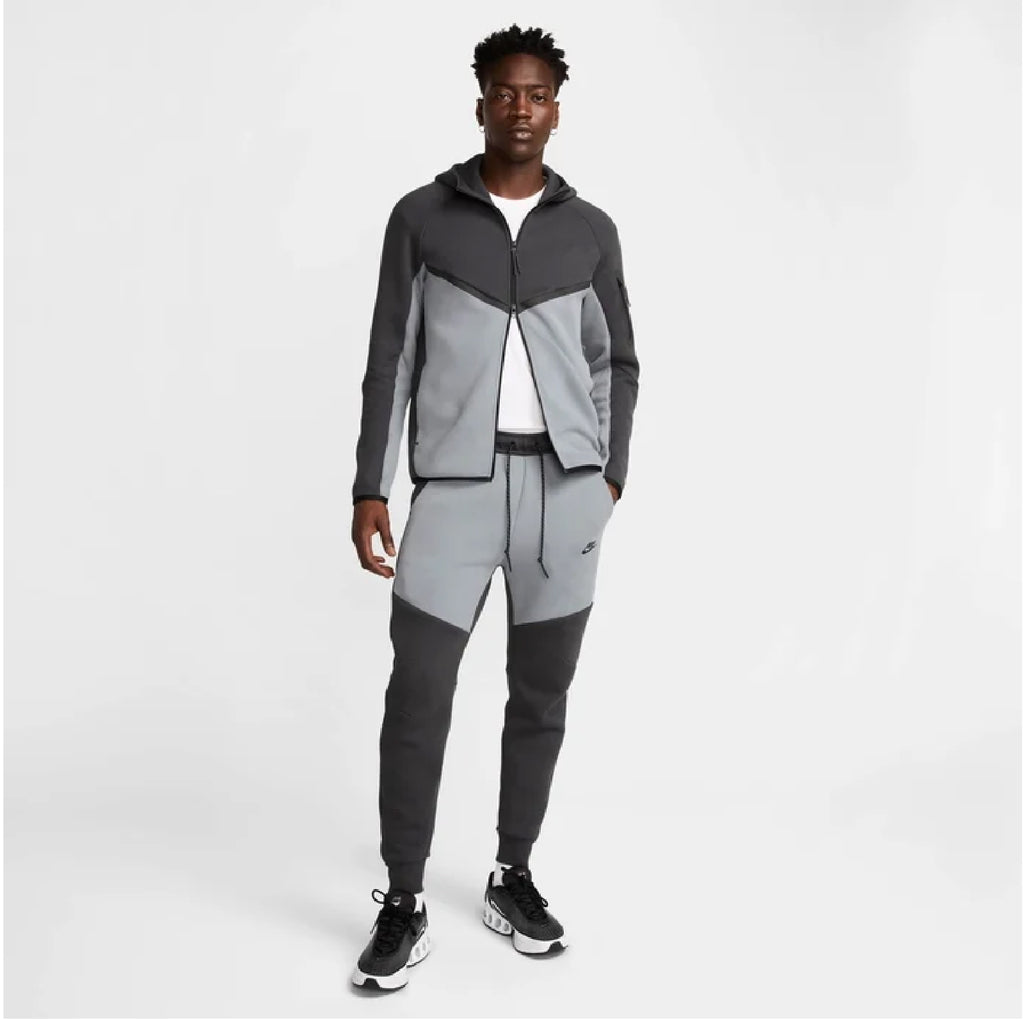 Nike Tech Fleece Ensemble