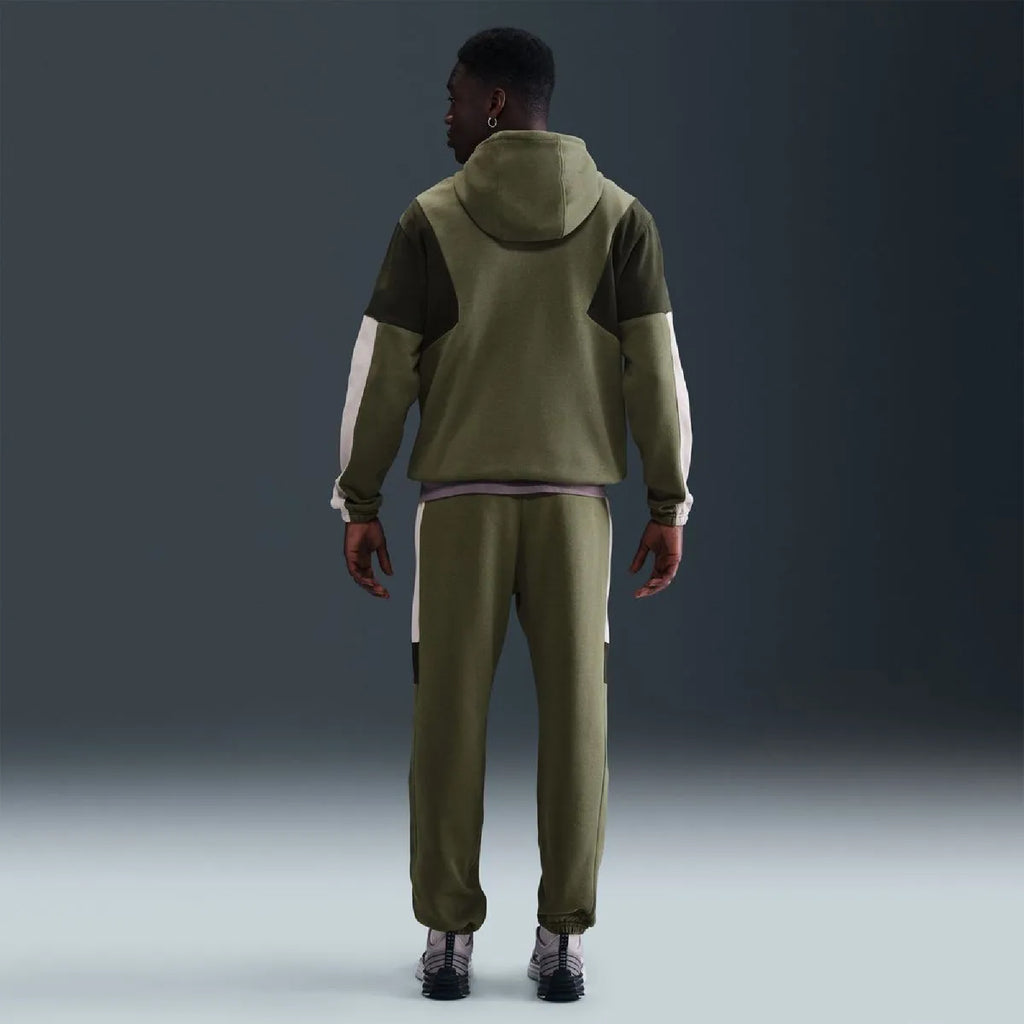 Nike Club Fleece – Sports-Inspired Hoodie